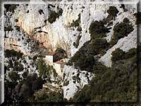 Niché au creux des rochers