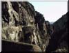 La route serpente le long des rochers
